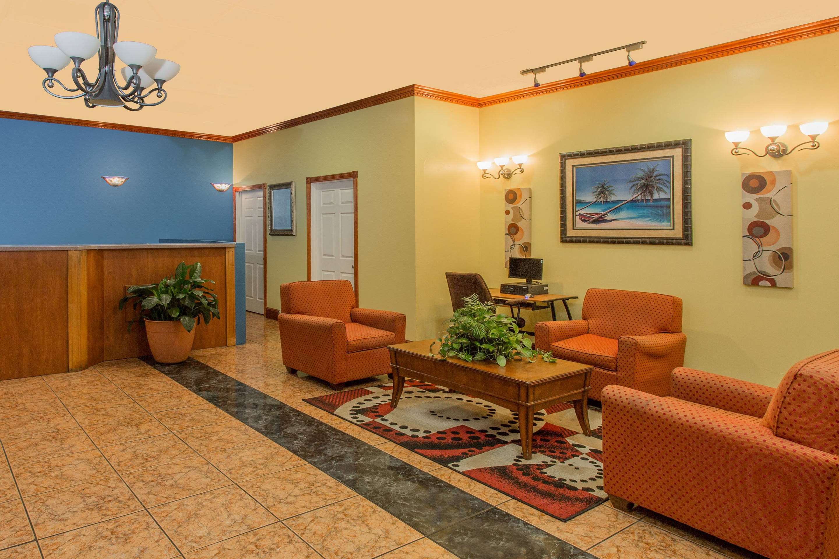 Lobby | Days Inn by Wyndham Fort Myers