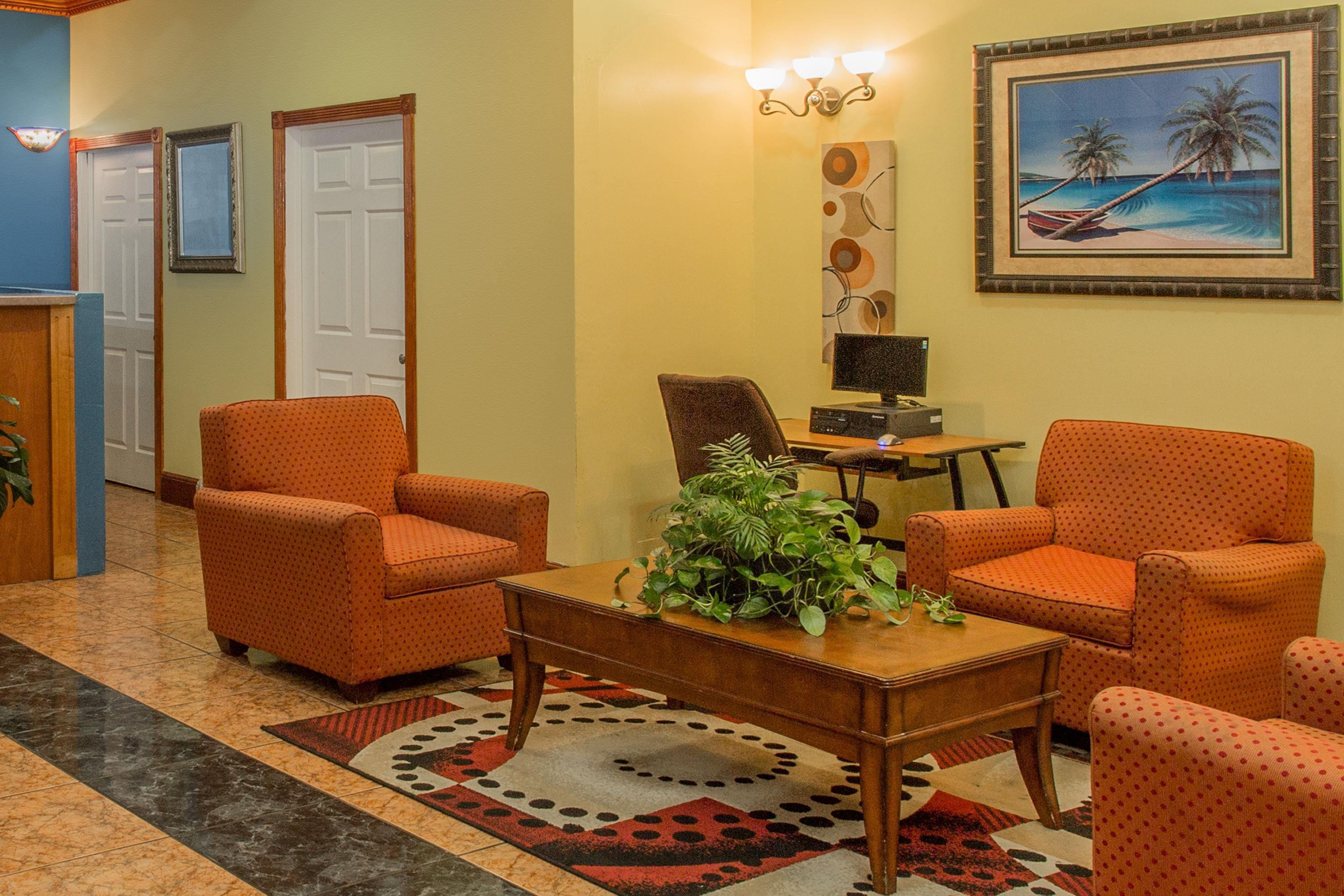 Lobby | Days Inn by Wyndham Fort Myers