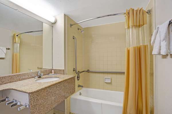 - Days Inn Military Circle Norfolk - I-264, Exit 13