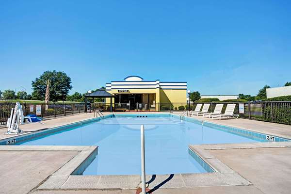 Pool - Days Inn Military Circle Norfolk - I-264, Exit 13