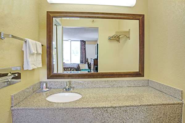  - Days Inn Military Circle Norfolk - I-264, Exit 13