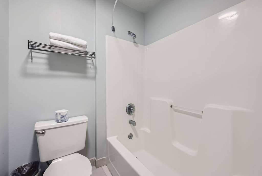 TRAVELODGE BY WYNDHAM LONGMONT-guestroom-Guest Room,Bathroom,On-Site.jpg