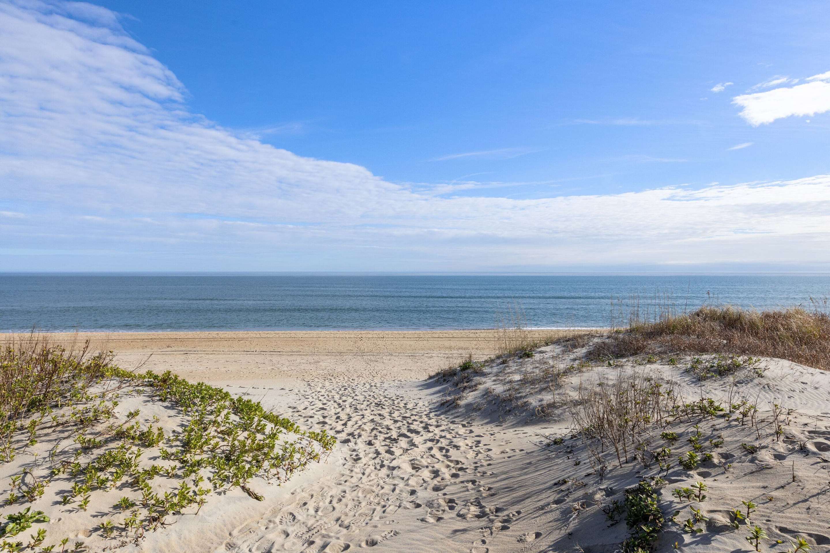 Exterior | Days Inn by Wyndham Kill Devil Hills Oceanfront - Wilbur