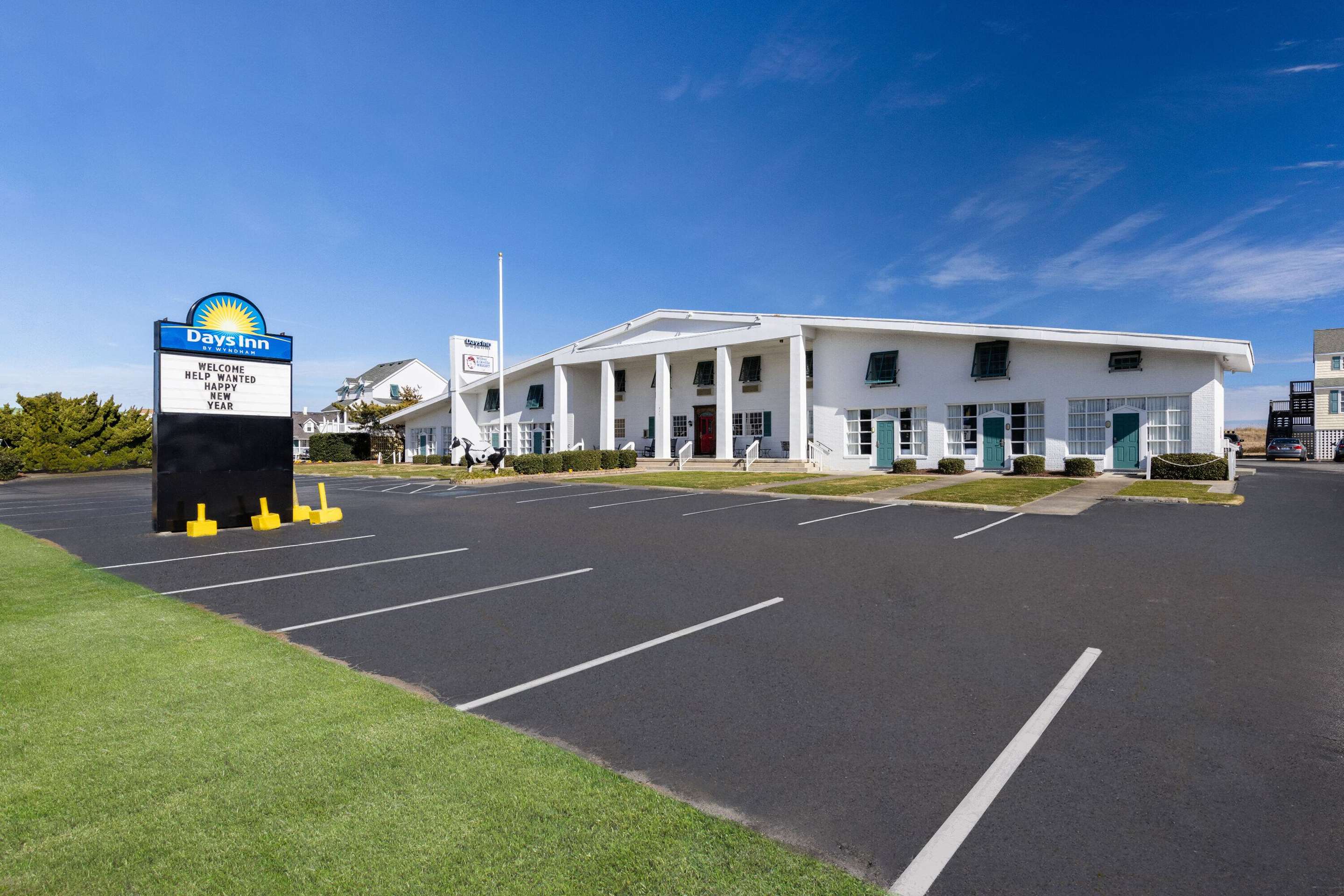 Exterior | Days Inn by Wyndham Kill Devil Hills Oceanfront - Wilbur