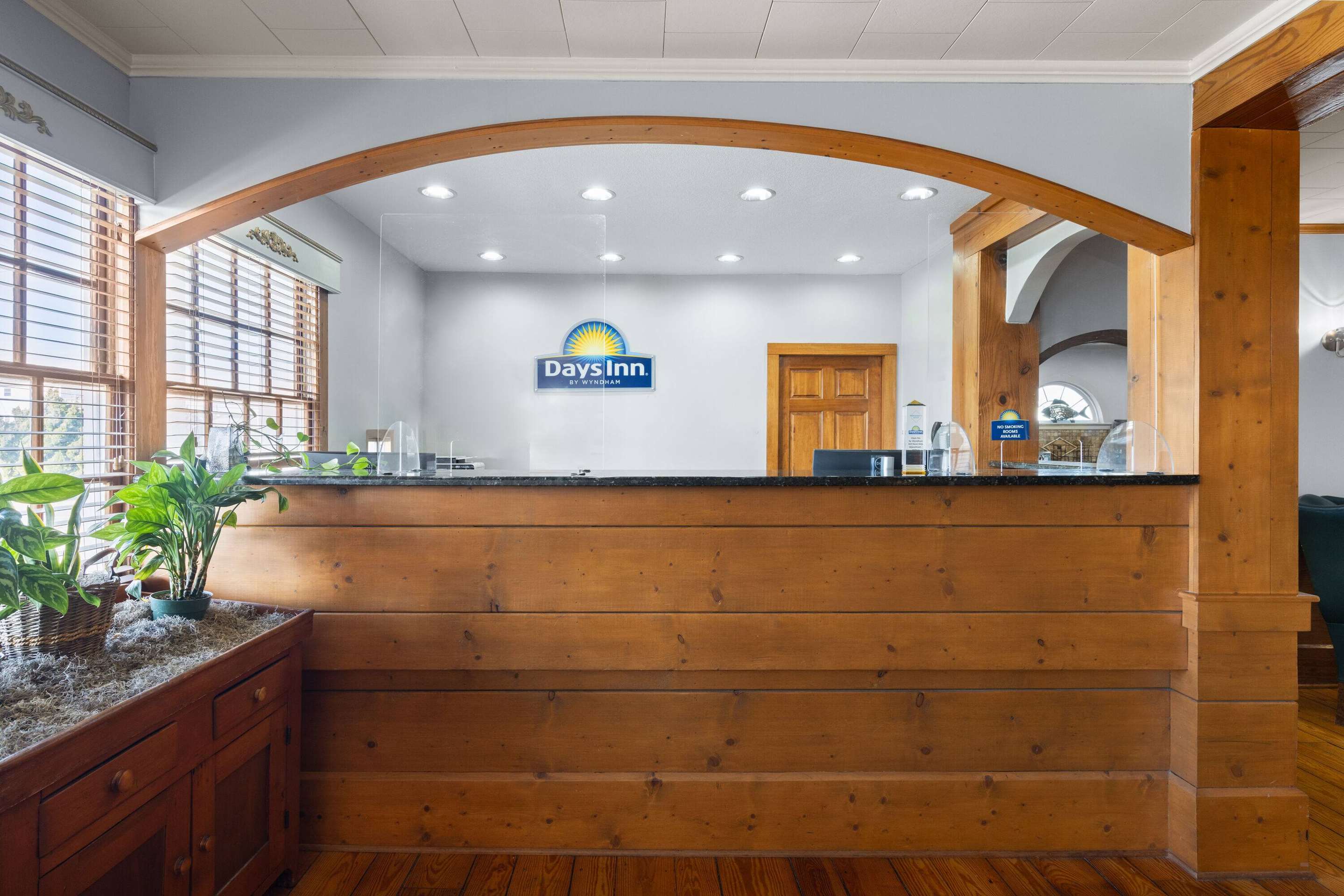 Reception | Days Inn by Wyndham Kill Devil Hills Oceanfront - Wilbur