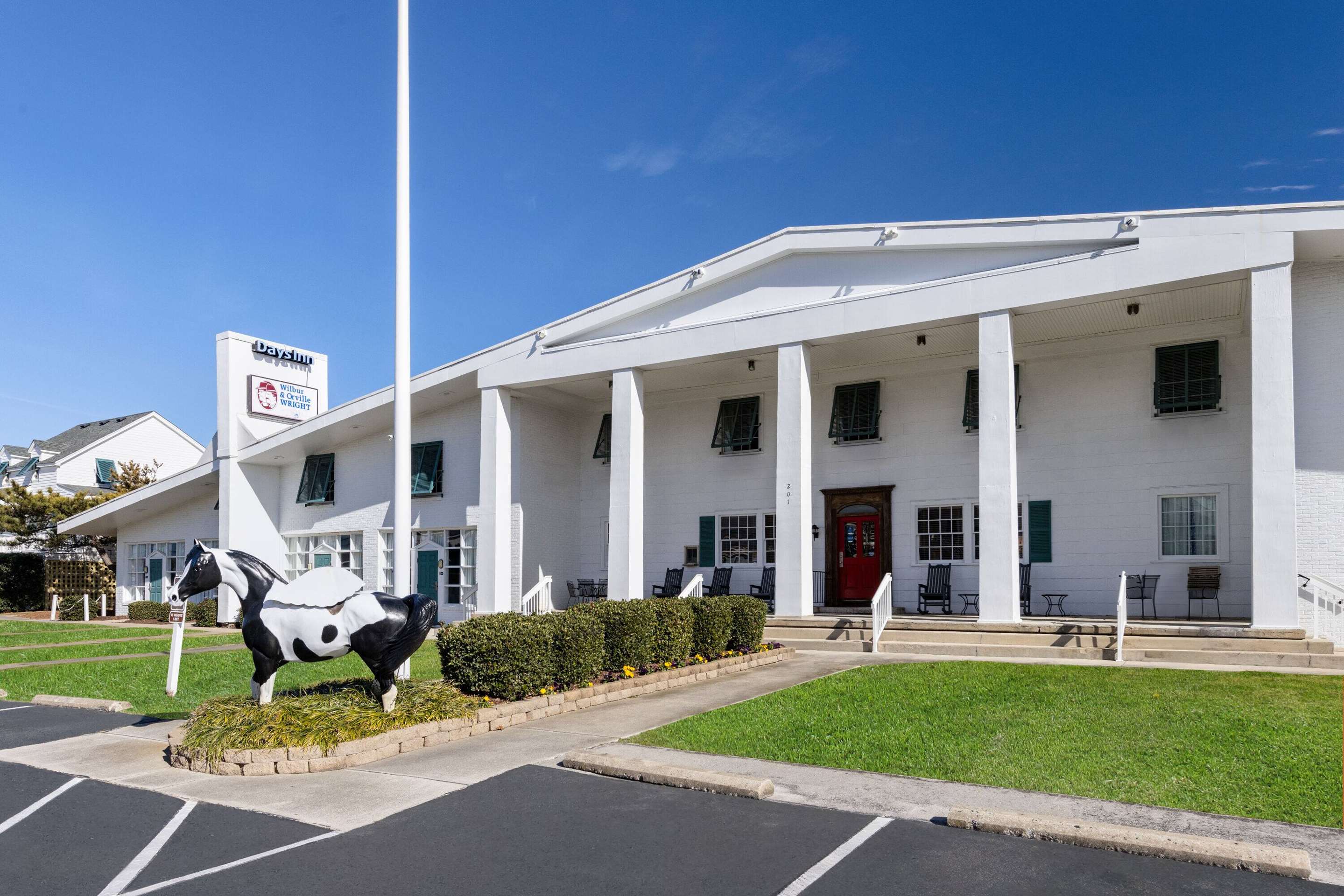 Exterior | Days Inn by Wyndham Kill Devil Hills Oceanfront - Wilbur
