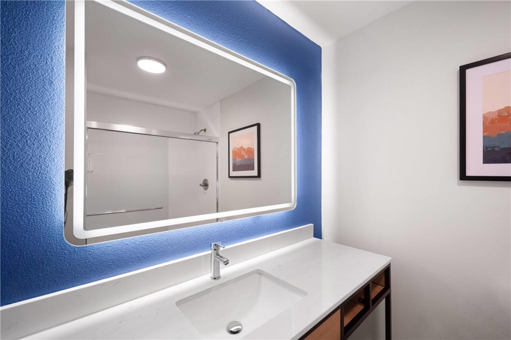 LA QUINTA INN & SUITES BY WYNDHAM M-guestroom-Guest Room,Bathroom,On-Site.jpg