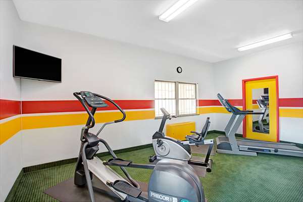 Fitness/ Exercise Room - Days Inn Arlington Blvd