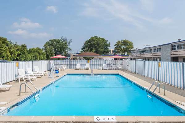 Pool - Days Inn Hicksville