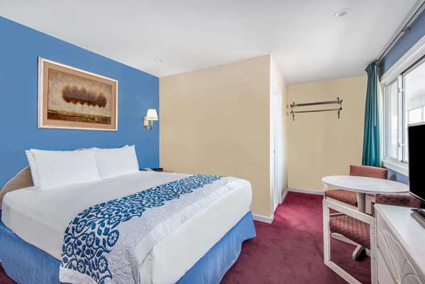  - Days Inn Hicksville