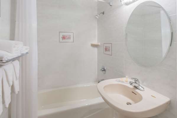  - Days Inn Hicksville