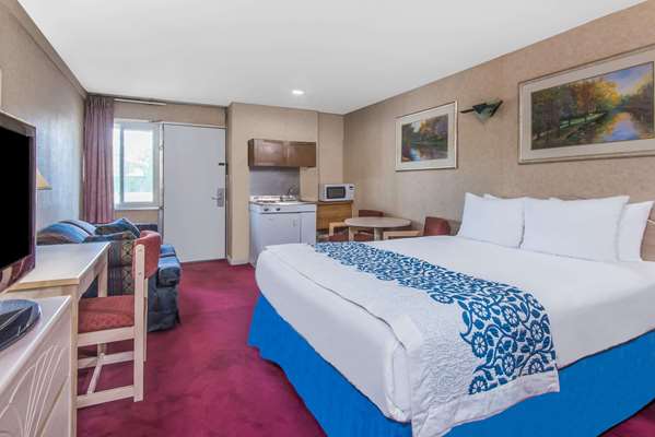 Suite - Days Inn Hicksville