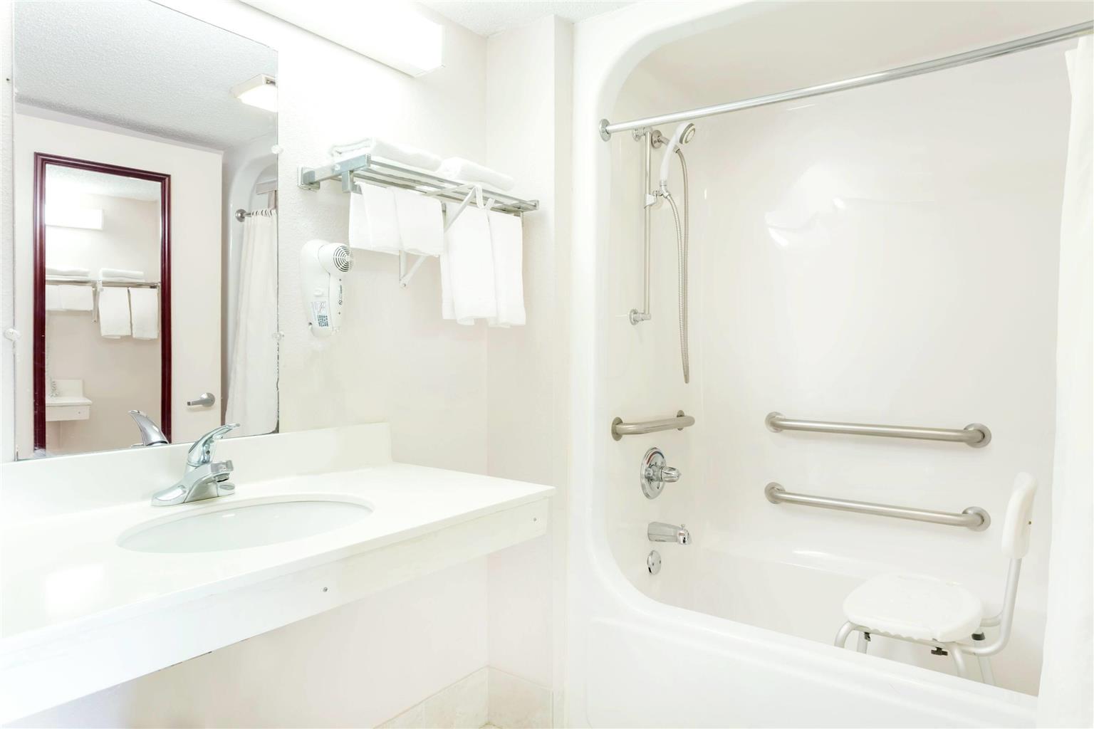 HOWARD JOHNSON BY WYNDHAM, PERRY GA-guestroom-Guest Room,Bathroom,Accessibility,On-Site.jpg