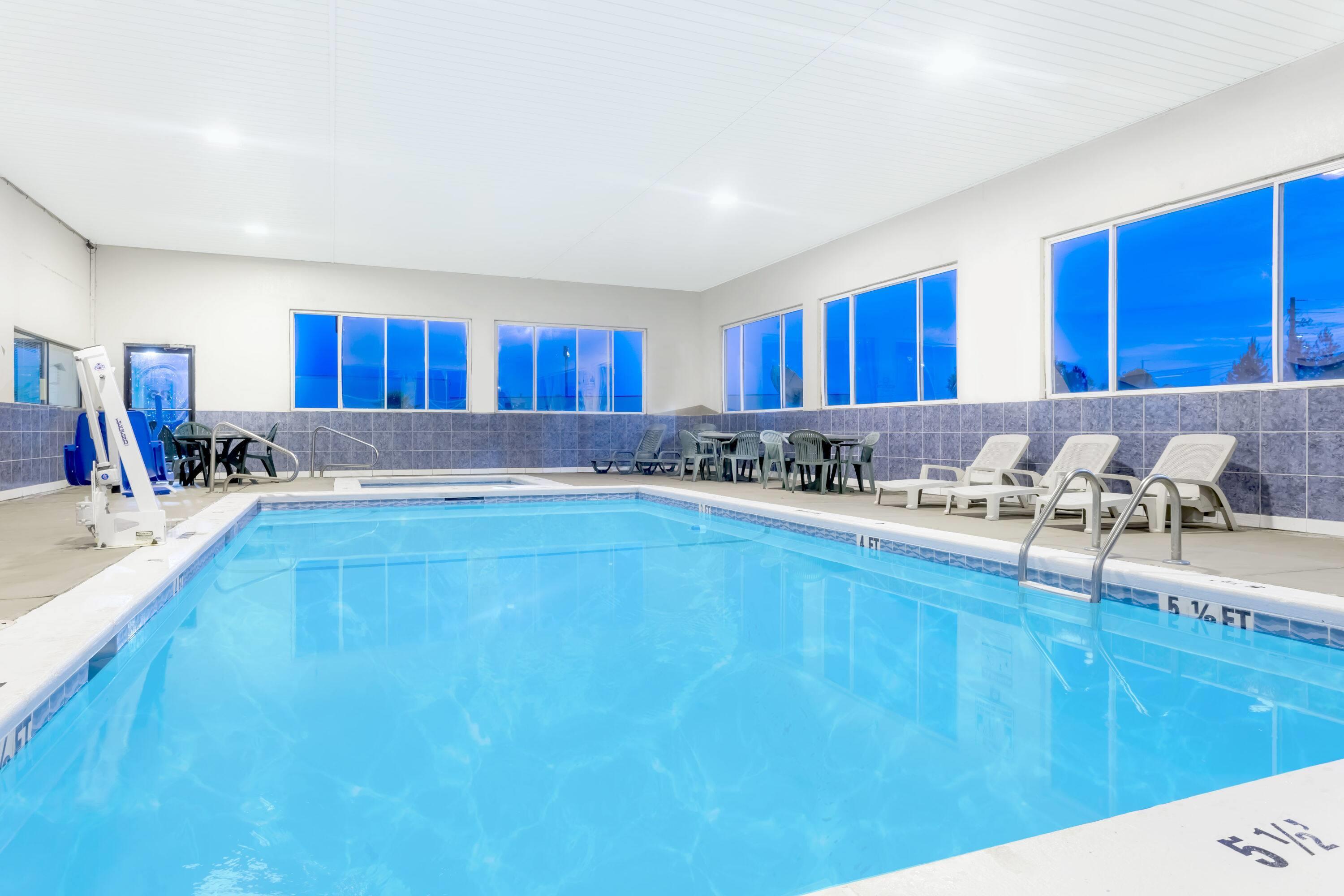 Pool | Howard Johnson by Wyndham Perry GA