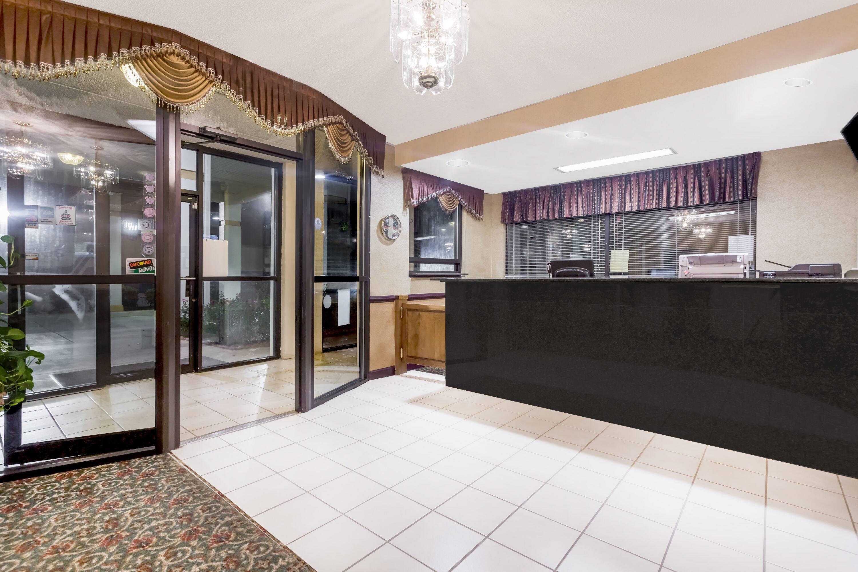 Lobby | Howard Johnson by Wyndham Perry GA