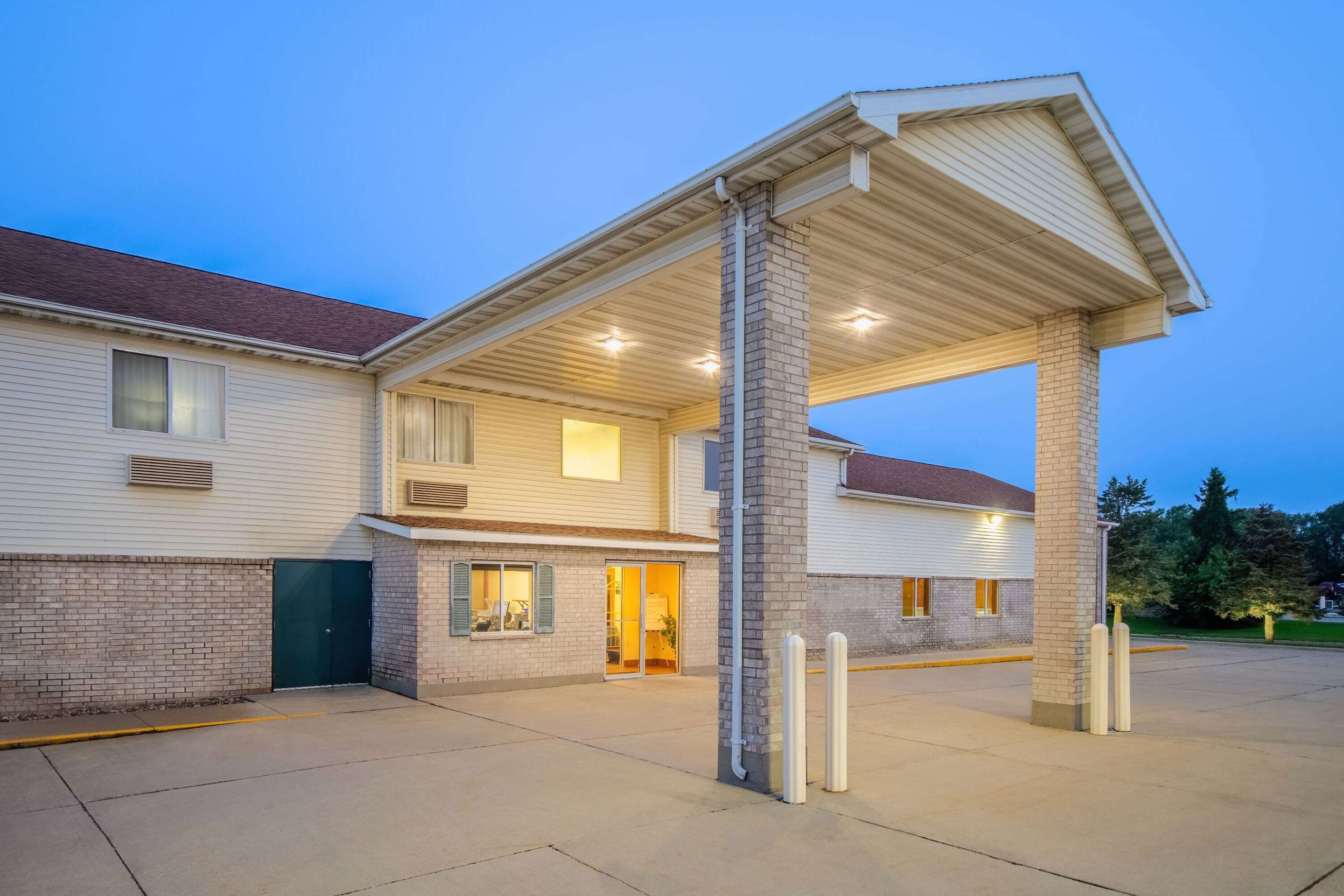 Exterior | Days Inn by Wyndham Evansdale Waterloo
