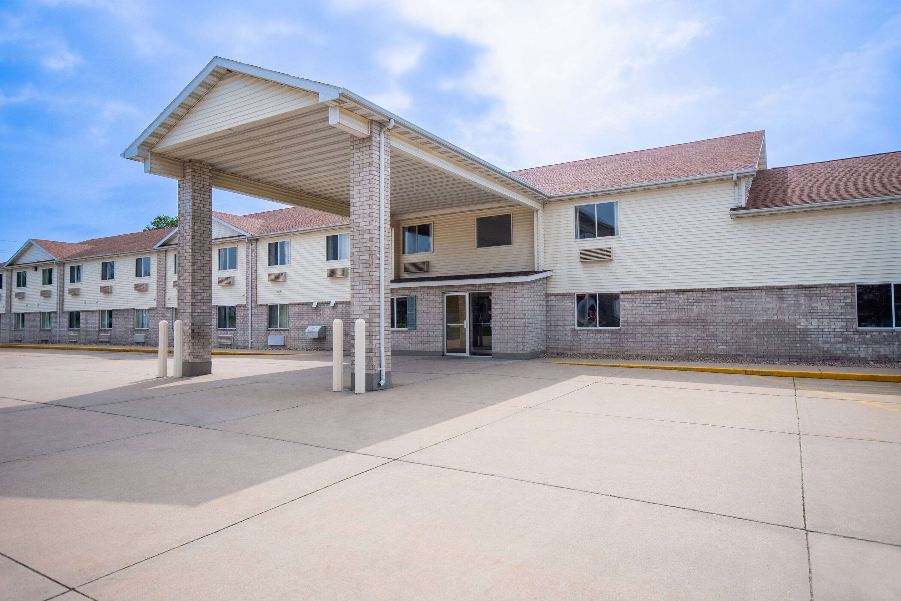 Exterior | Days Inn by Wyndham Evansdale Waterloo