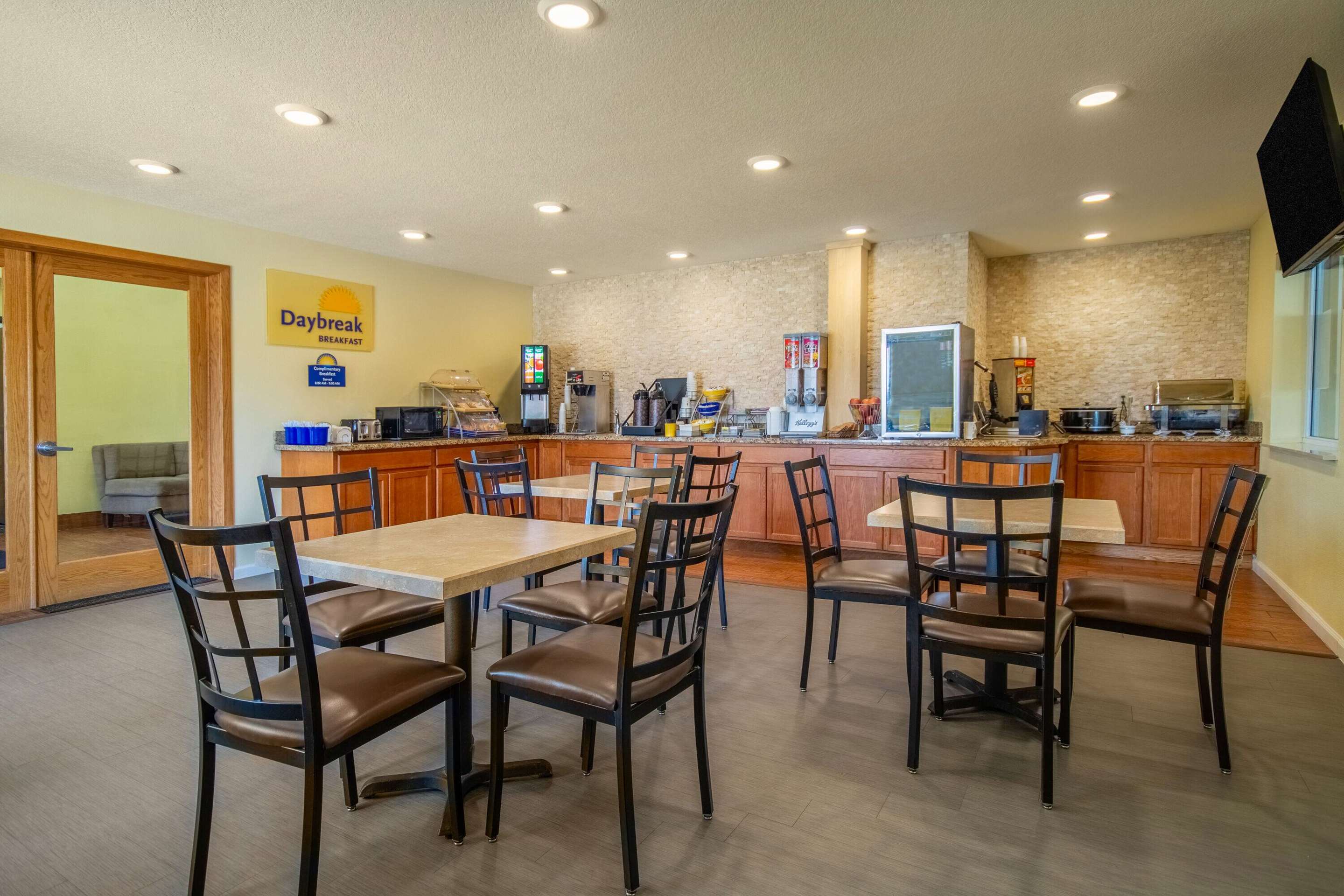 Breakfast Area | Days Inn by Wyndham Evansdale Waterloo