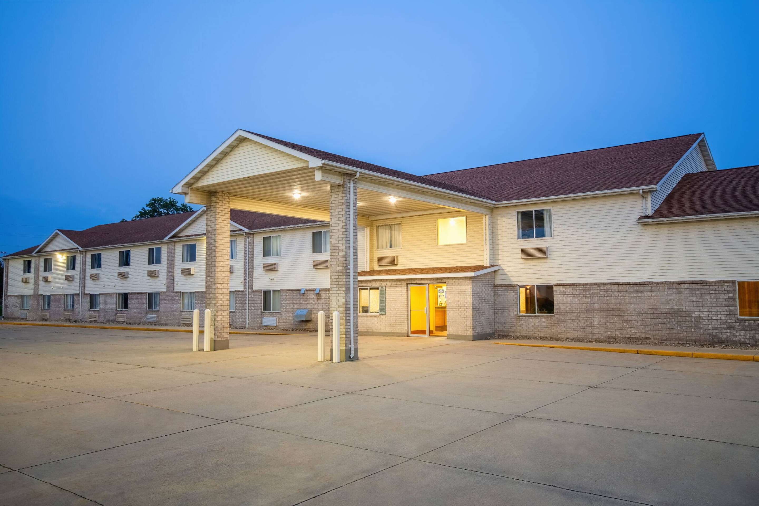 Exterior | Days Inn by Wyndham Evansdale Waterloo