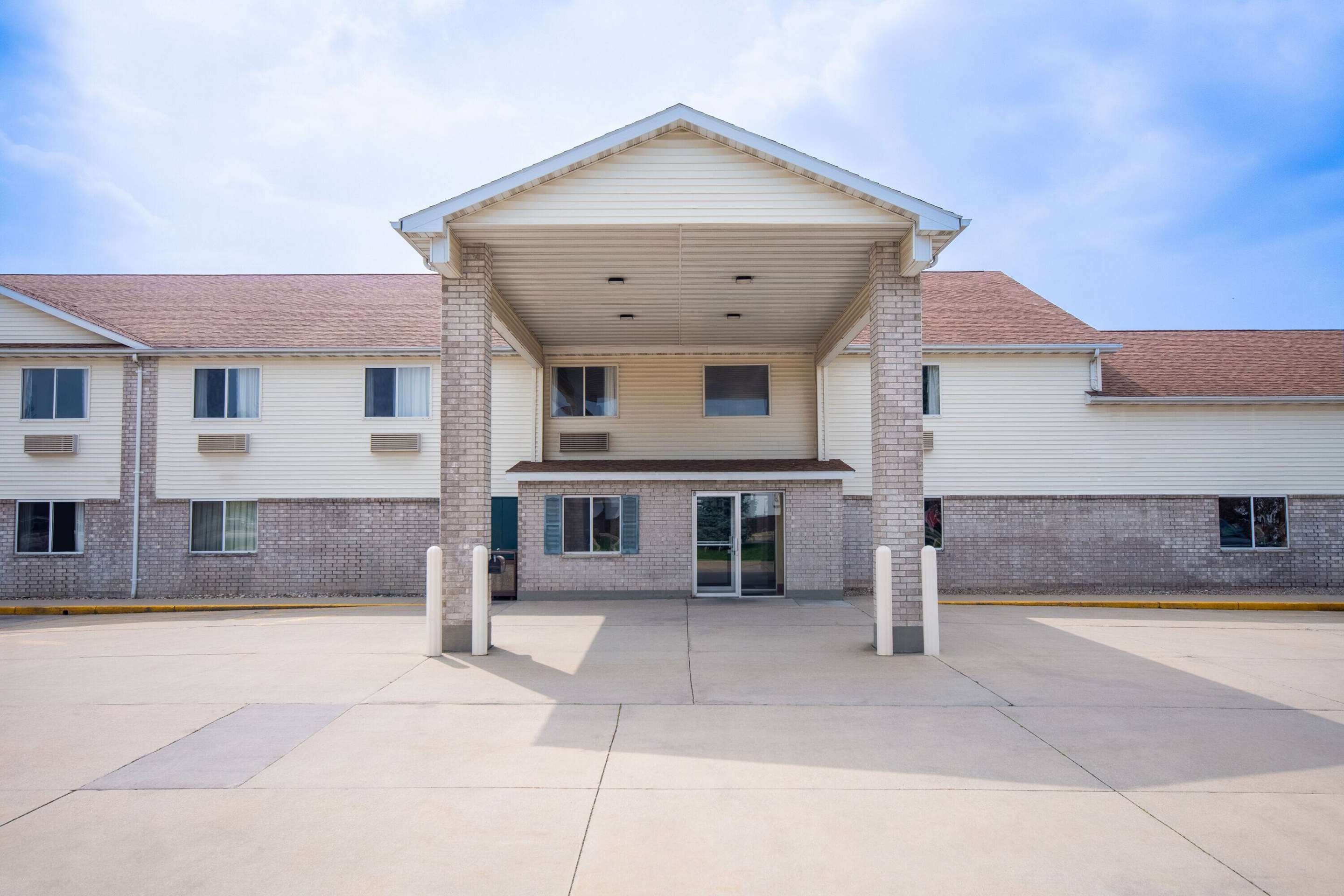 Exterior | Days Inn by Wyndham Evansdale Waterloo