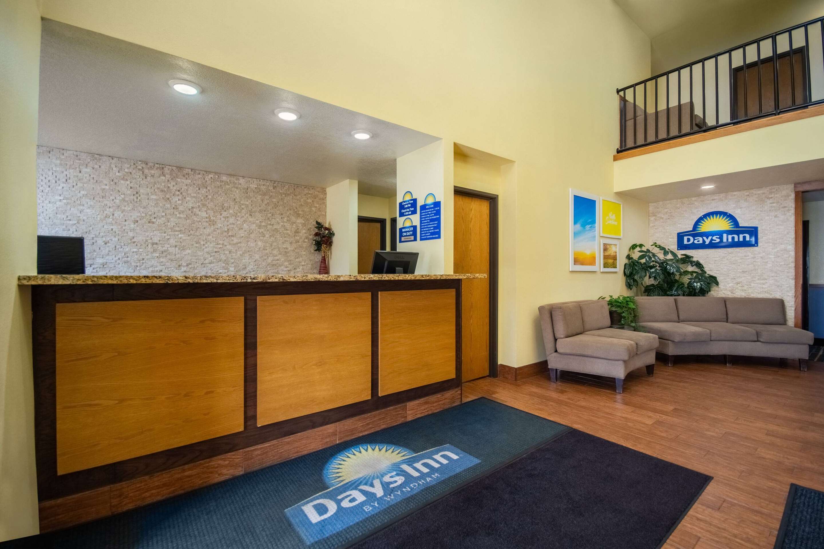 Lobby | Days Inn by Wyndham Evansdale Waterloo
