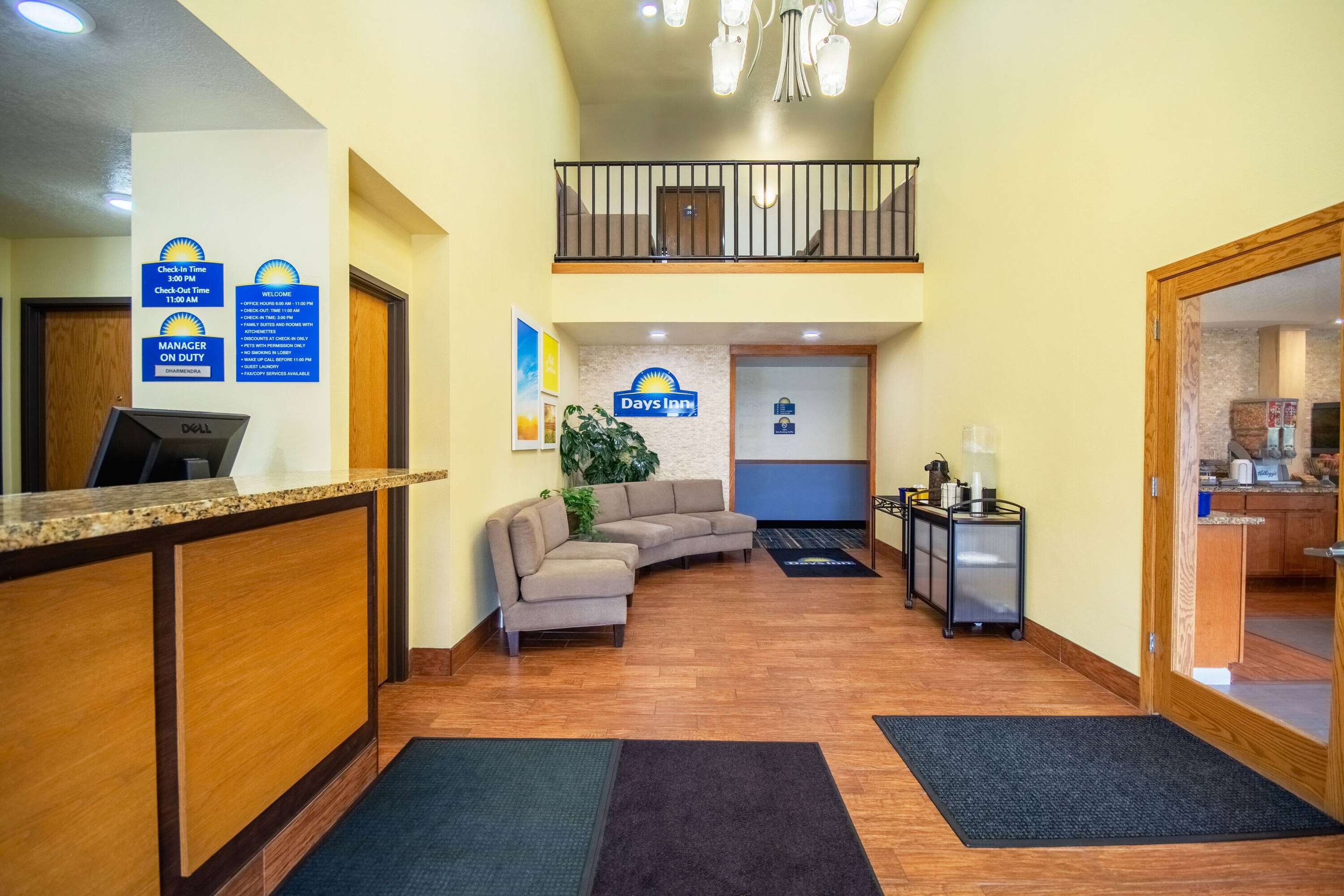 Lobby | Days Inn by Wyndham Evansdale Waterloo