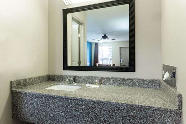  - Days Inn Forest - I-20, Exit 88