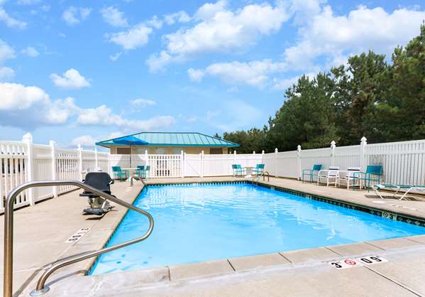 Pool - Days Inn Forest - I-20, Exit 88