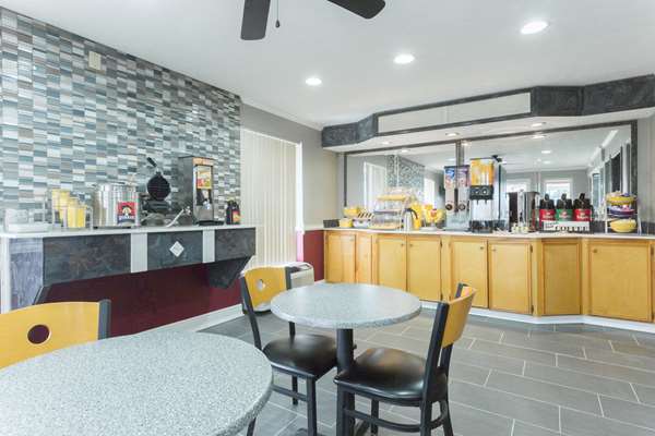  - Days Inn Forest - I-20, Exit 88