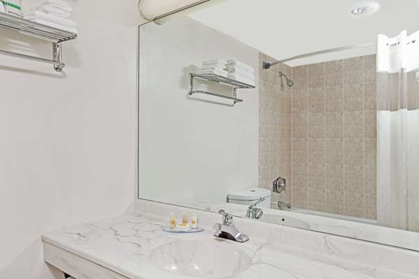  - Days Hotel Conference Center East Brunswick - I-95, Exit 9