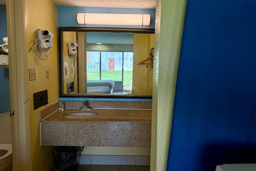 DAYS INN BY WYNDHAM RUTHER GLEN KIN-guestroom-Guest Room,Bathroom,On-Site.jpg
