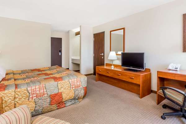  - Days Inn Iron Mountain