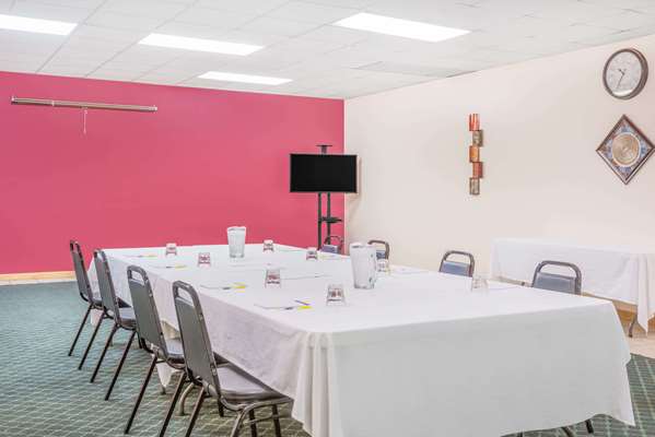  - Days Inn St Clairsville - I-70, Exit 220