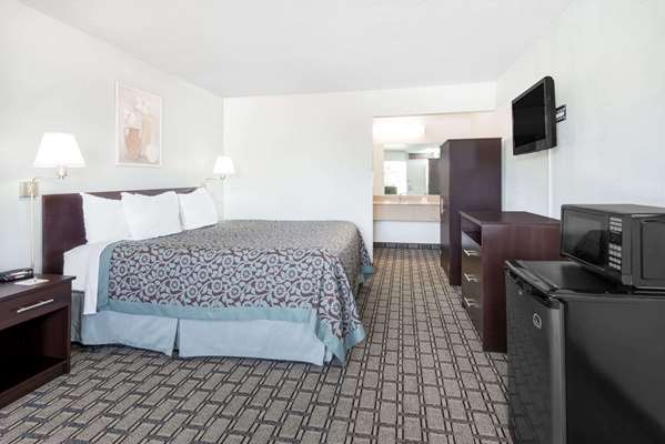  - Days Inn St Clairsville - I-70, Exit 220