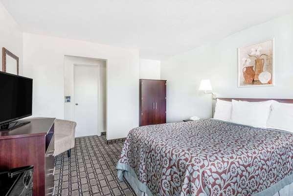  - Days Inn St Clairsville - I-70, Exit 220