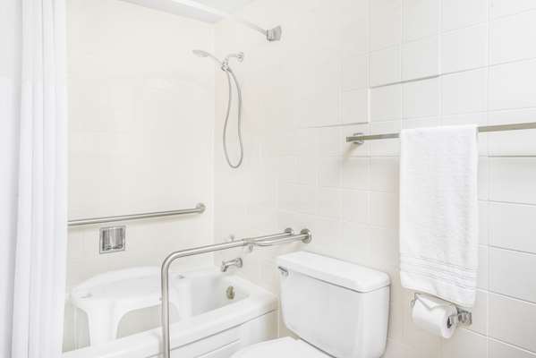  - Days Inn St Clairsville - I-70, Exit 220