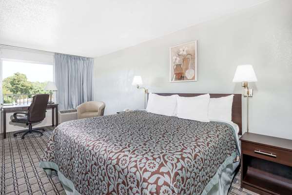  - Days Inn St Clairsville - I-70, Exit 220