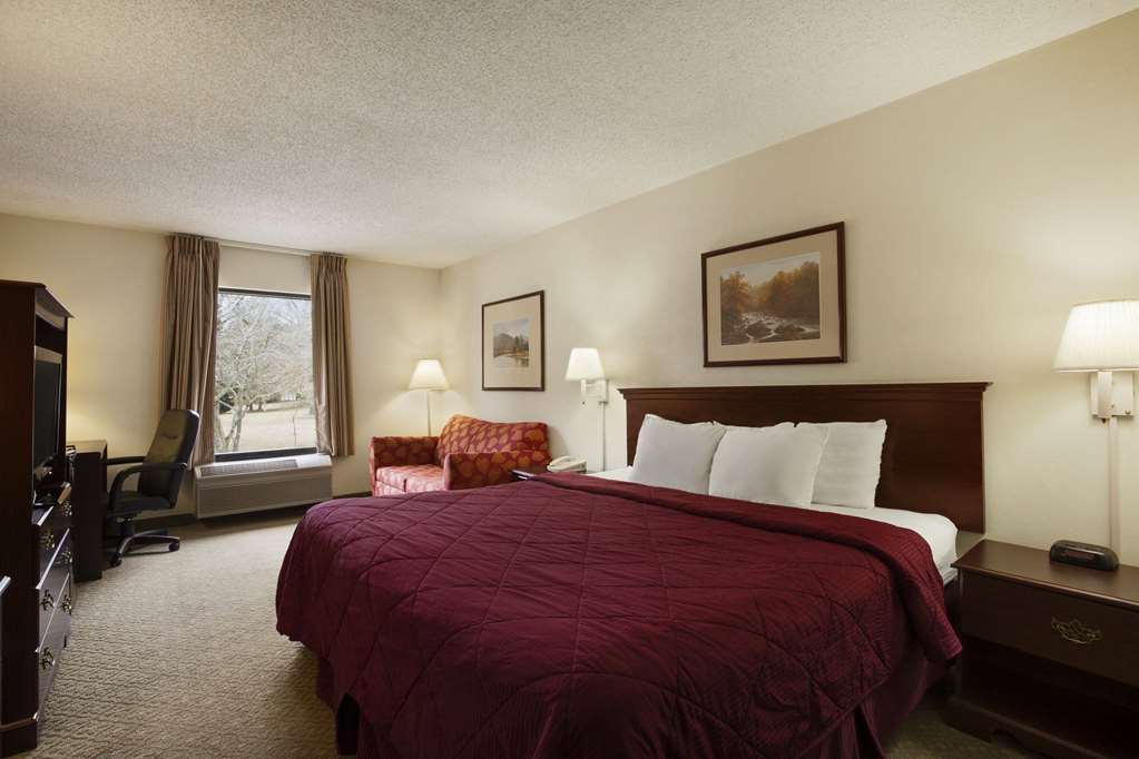 DAYS INN BY WYNDHAM, FARMVILLE-guestroom-Guest Room,On-Site.jpg