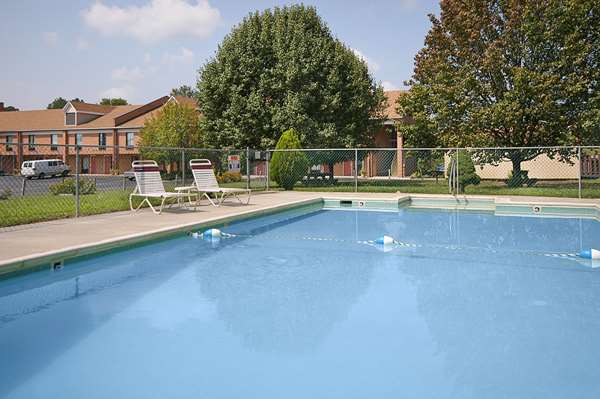 Pool - Days Inn Farmville