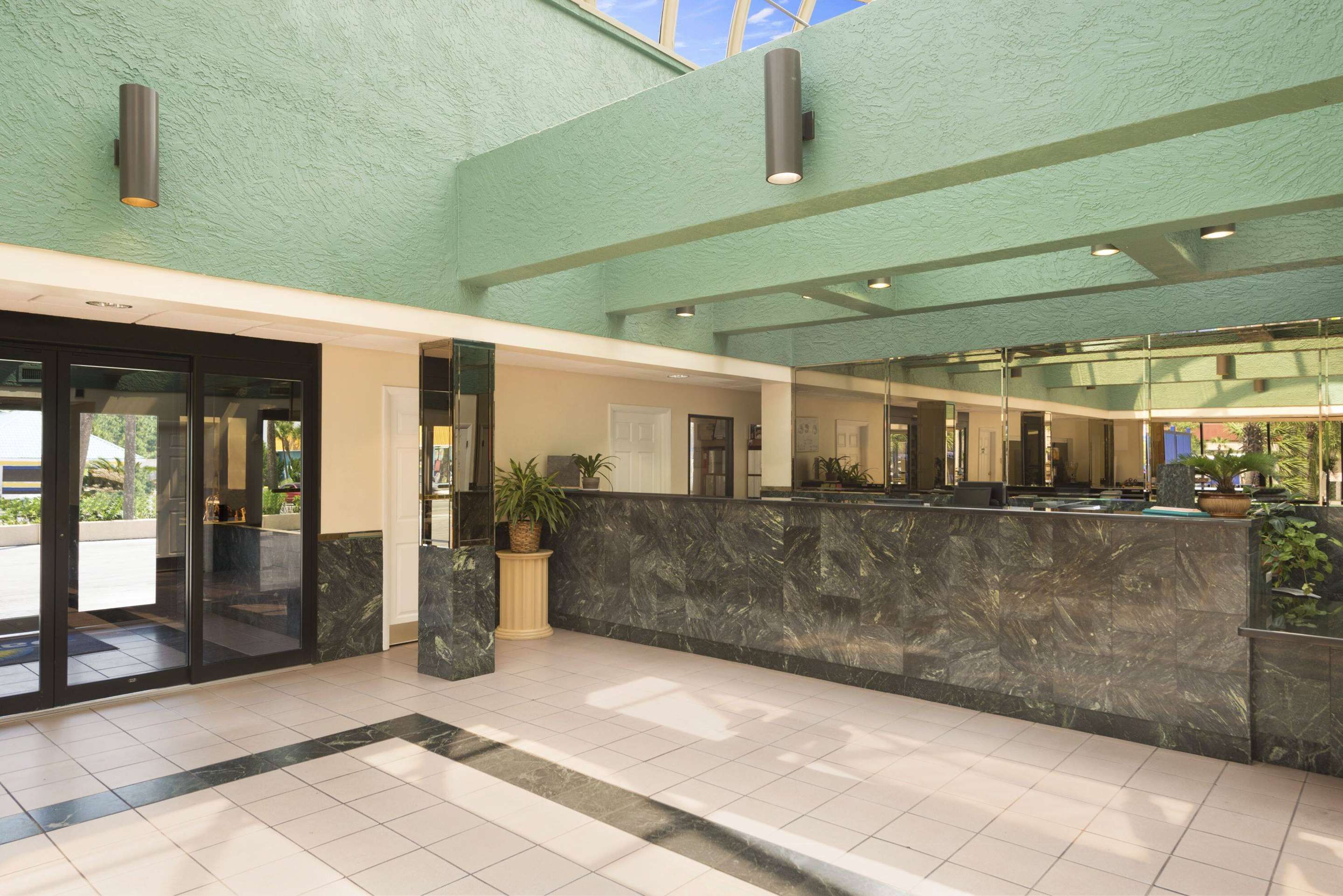 Lobby | Days Inn by Wyndham Panama City Beach/Ocean Front