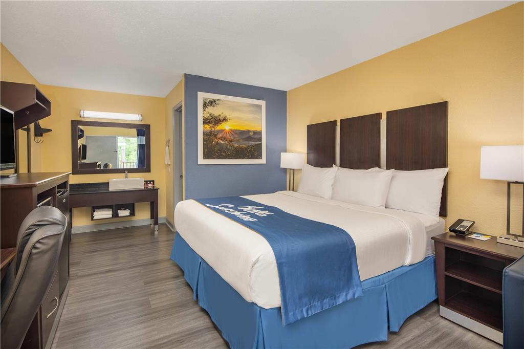DAYS INN BY WYNDHAM MUSCLE SHOALS-guestroom-Guest Room,On-Site.jpg