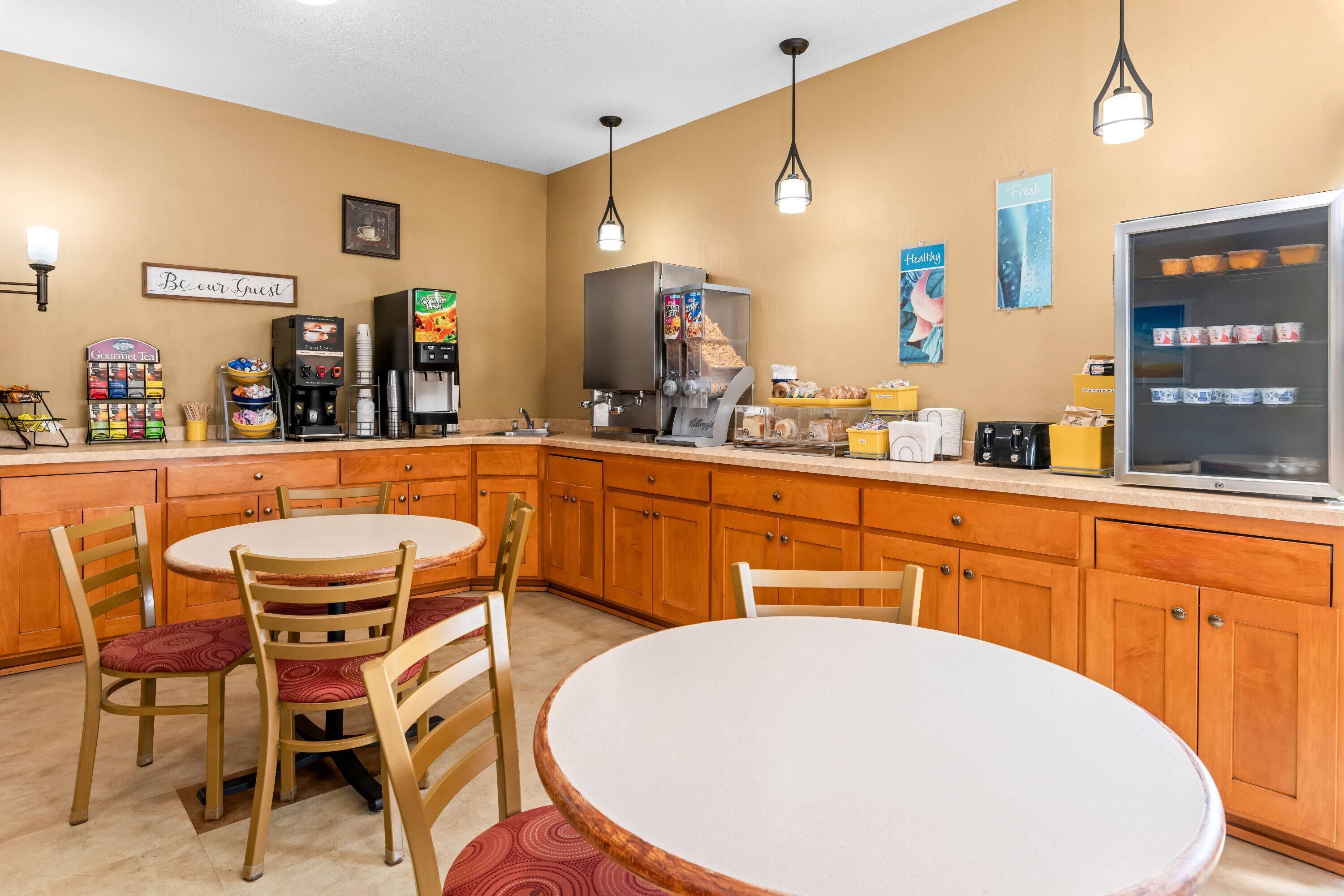 Breakfast Area | Days Inn by Wyndham Grand Forks Columbia Mall