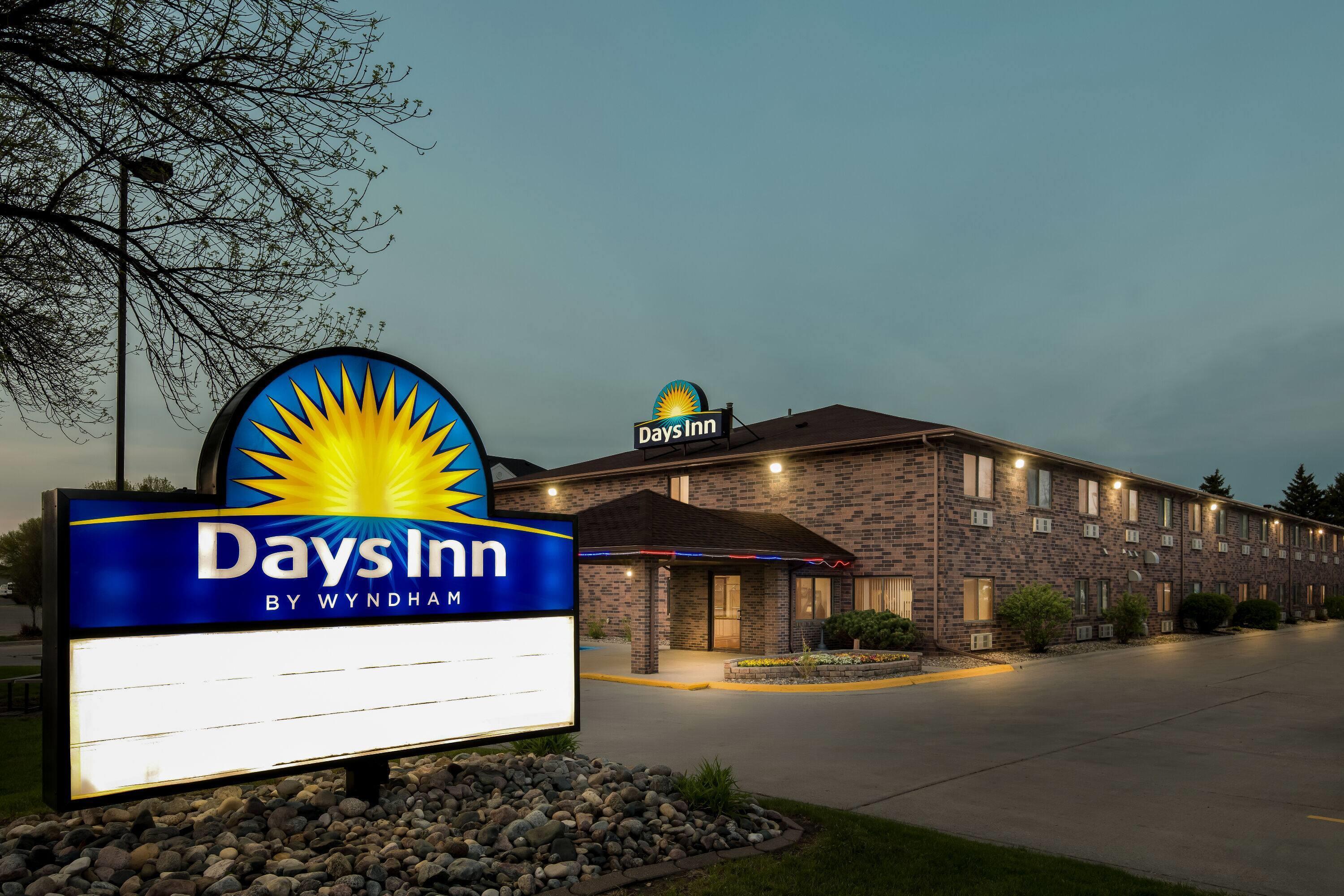 Exterior | Days Inn by Wyndham Grand Forks Columbia Mall