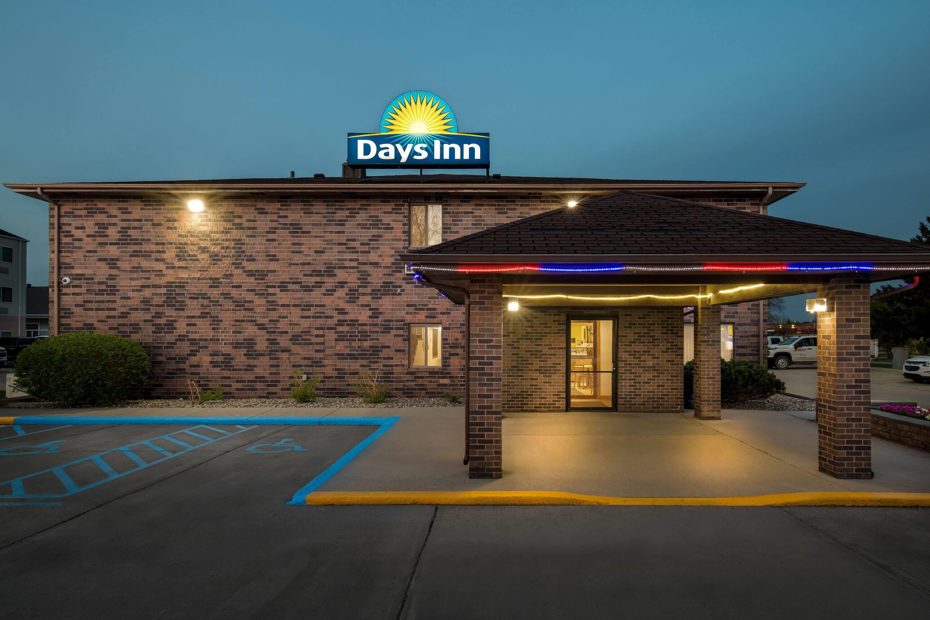 Exterior | Days Inn by Wyndham Grand Forks Columbia Mall