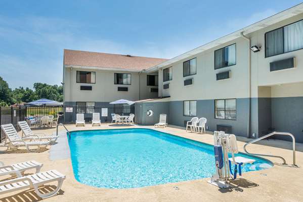 Pool - Days Inn Ashland