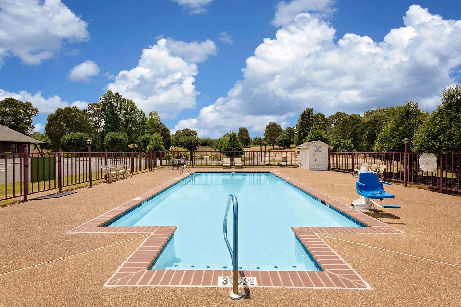 Days Inn Savannah Tn See S Pool Days Inn Savannah