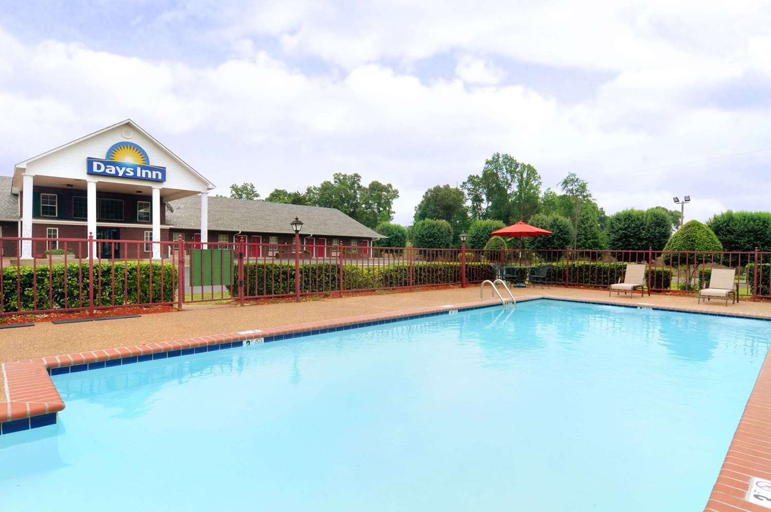 Days Inn Savannah Tn See S Pool Days Inn Savannah