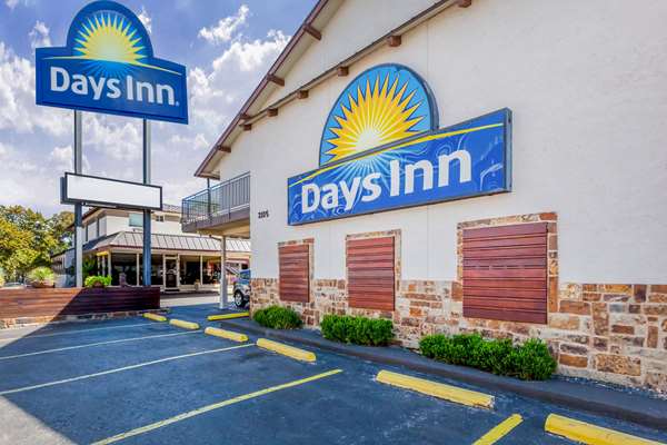 Exterior view - Days Inn Downtown & University Austin - I-35, Exit 236