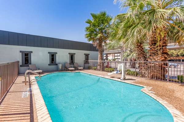Pool - Days Inn Downtown & University Austin - I-35, Exit 236
