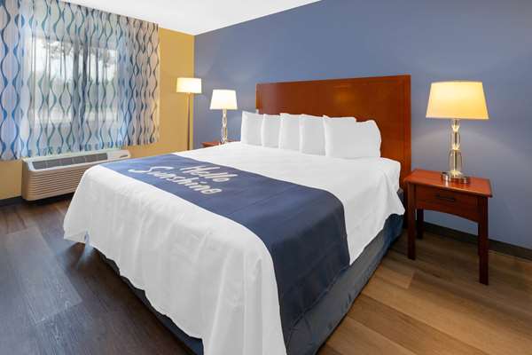 Suite - Days Inn Cedar Point Milan South - I-80 & I-90, Exit 118